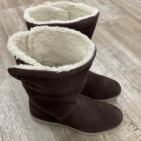 CROCS Adela mahogany khaki brown suede and ivory sherpa fold over boots 5 NIB - Picture 5 of 6